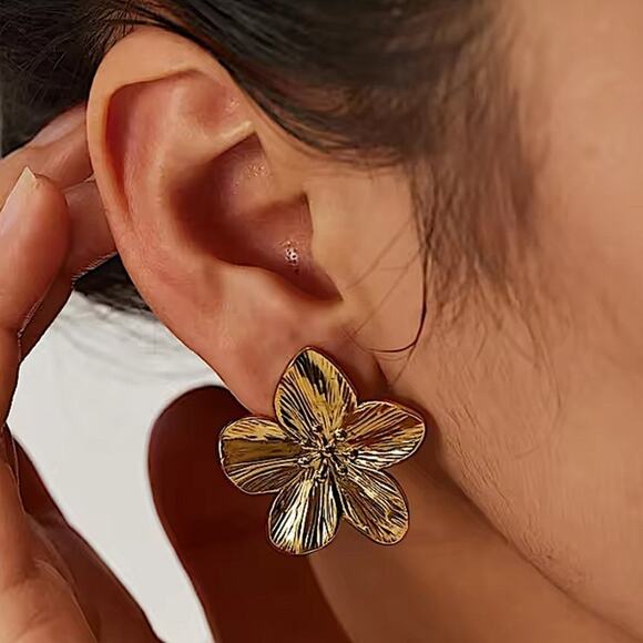 Vintage Gold Flower Earrings - Picture 3 of 5